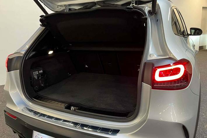 Sølv Mercedes EQA250 fra 2023