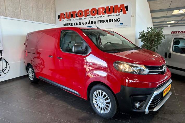 Rød Toyota ProAce fra 2021