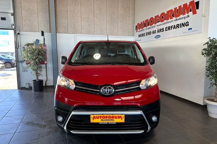 Rød Toyota ProAce fra 2021
