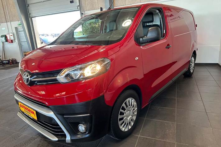 Rød Toyota ProAce fra 2021 set udefra