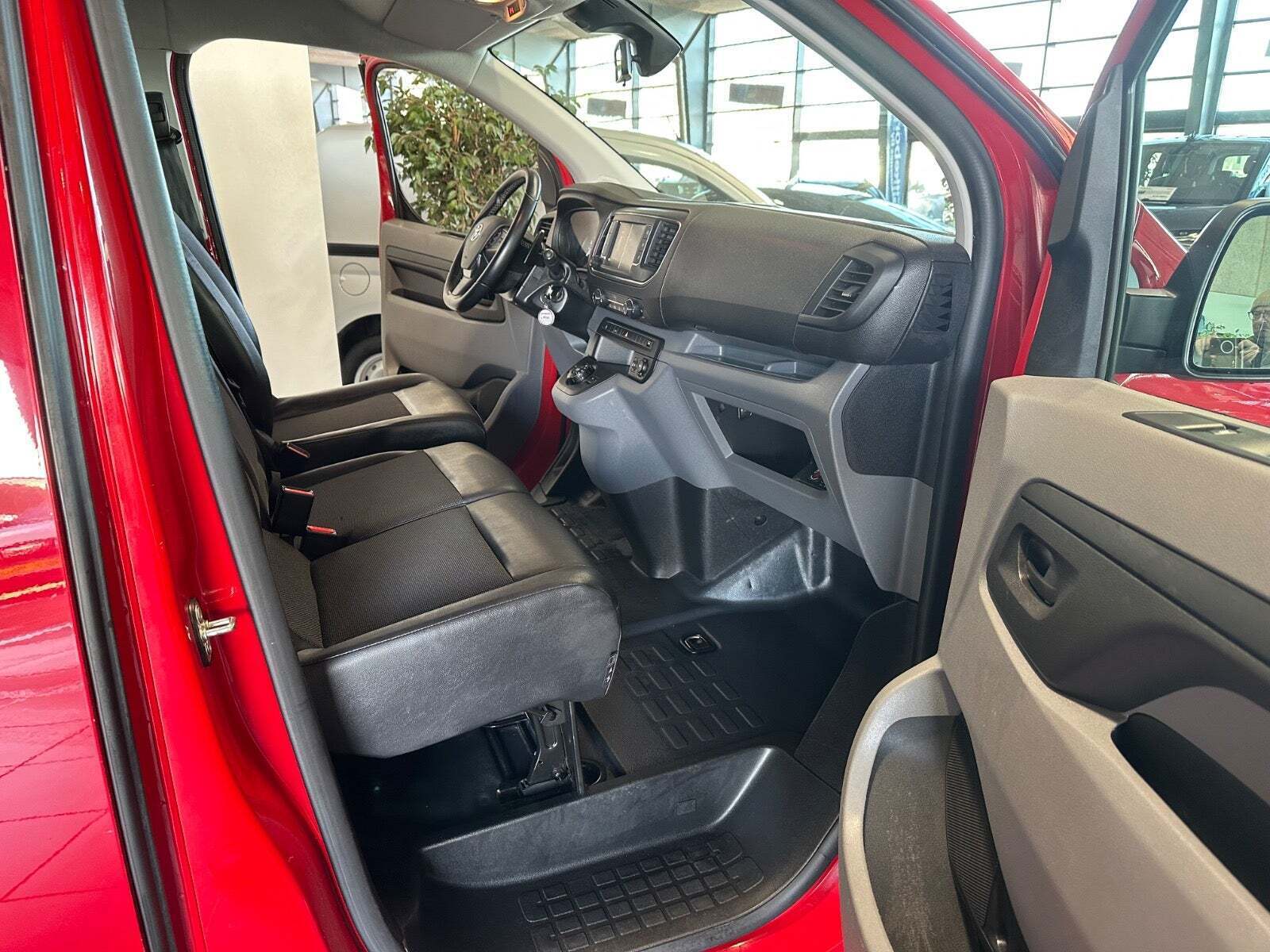 Rød Toyota ProAce fra 2021