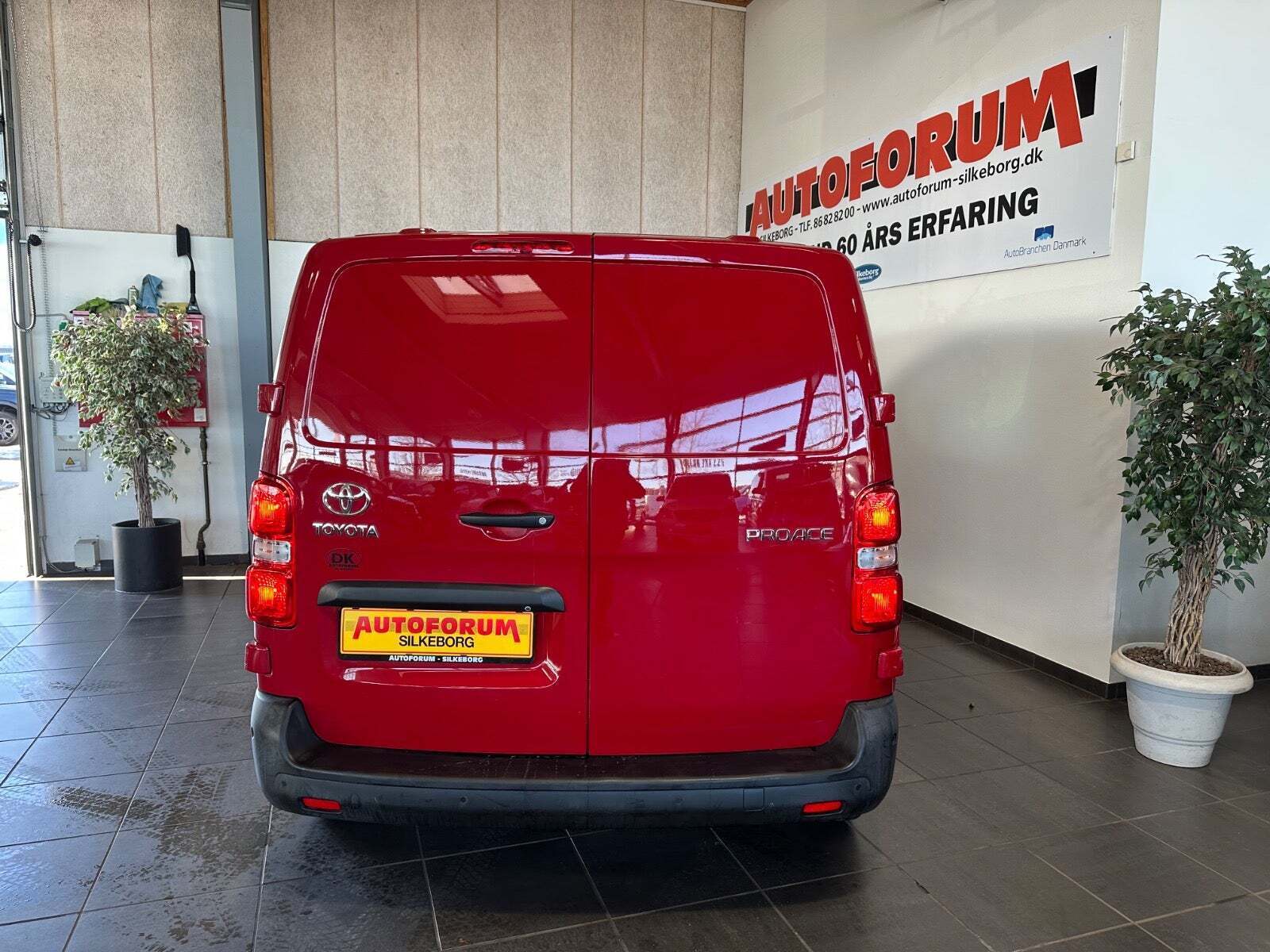 Rød Toyota ProAce fra 2021