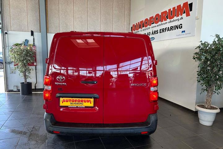 Rød Toyota ProAce fra 2021