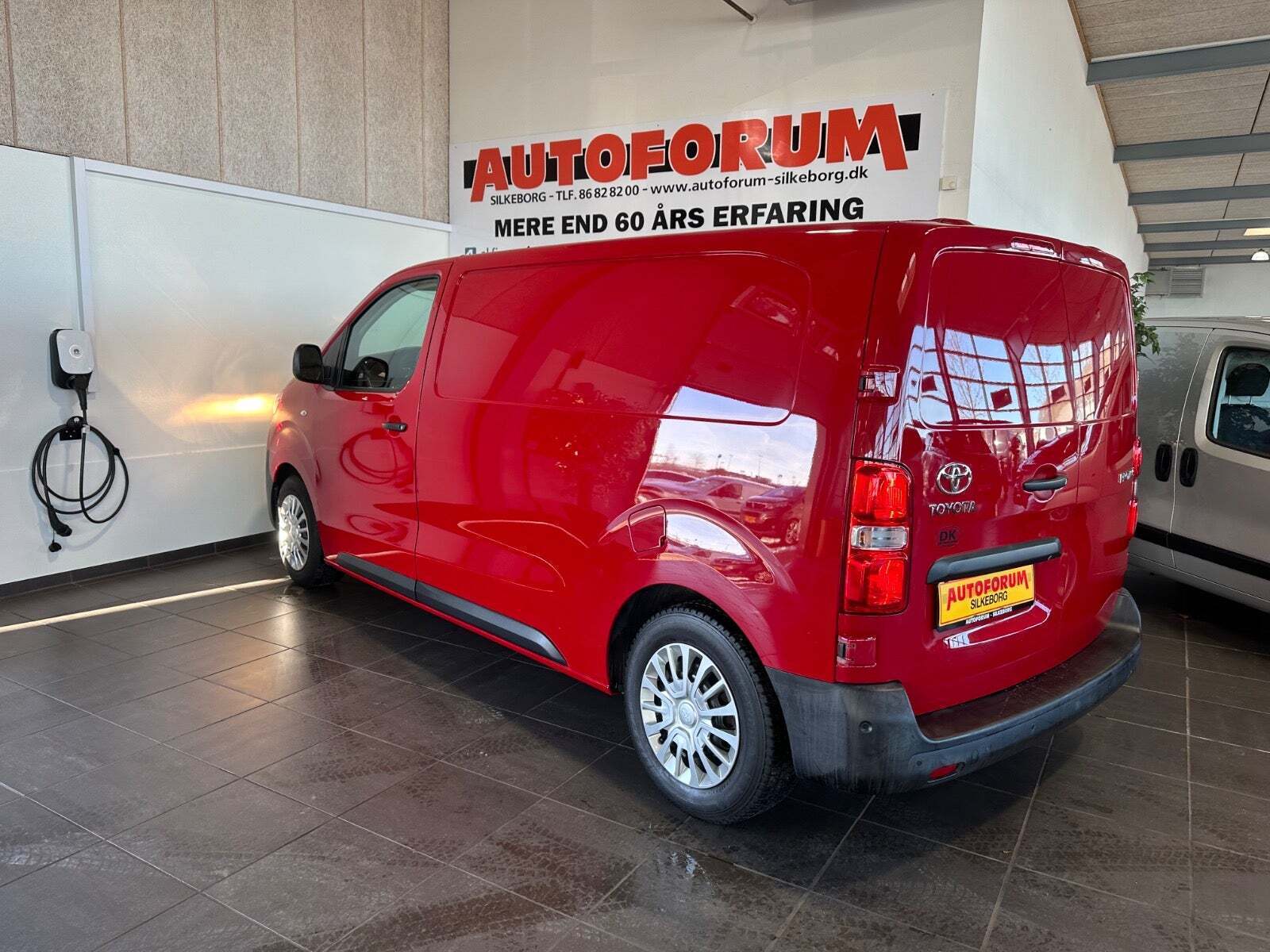 Rød Toyota ProAce fra 2021