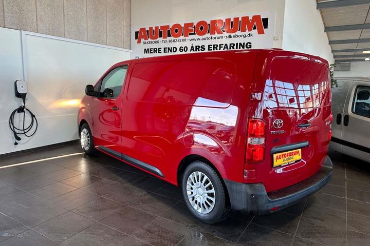 Rød Toyota ProAce fra 2021