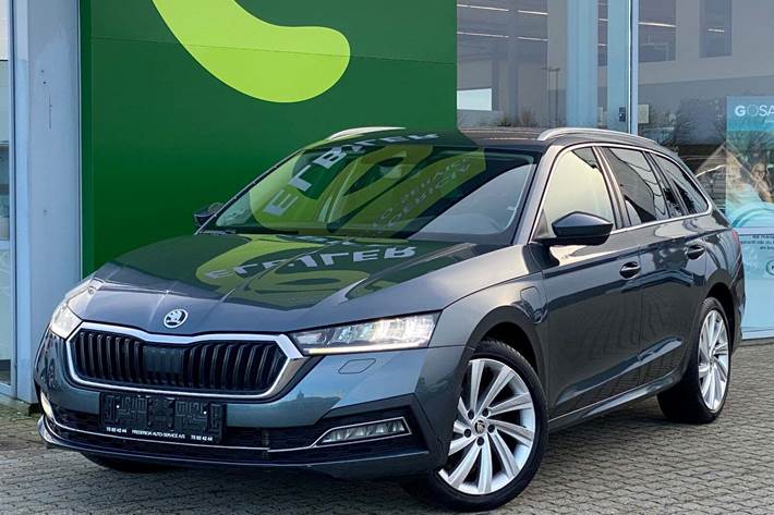 Grå Skoda Octavia fra 2022 set udefra