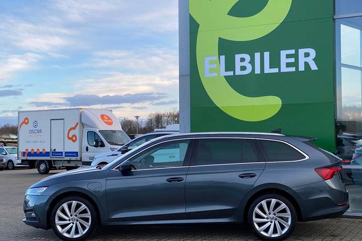 Grå Skoda Octavia fra 2022