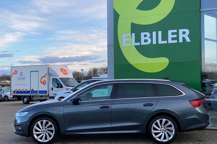 Grå Skoda Octavia fra 2022