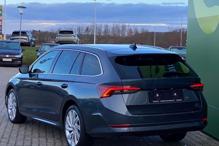 Grå Skoda Octavia fra 2022