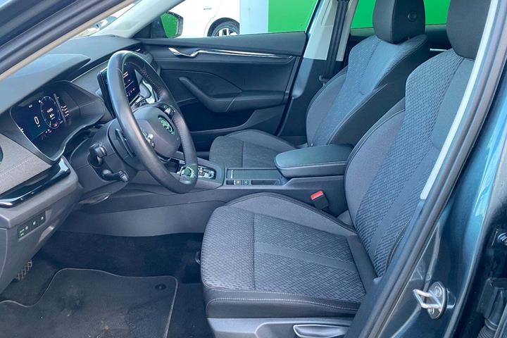 Grå Skoda Octavia fra 2022