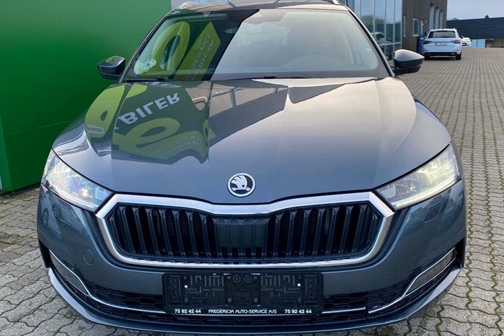 Grå Skoda Octavia fra 2022