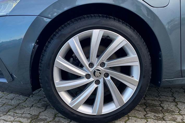 Grå Skoda Octavia fra 2022