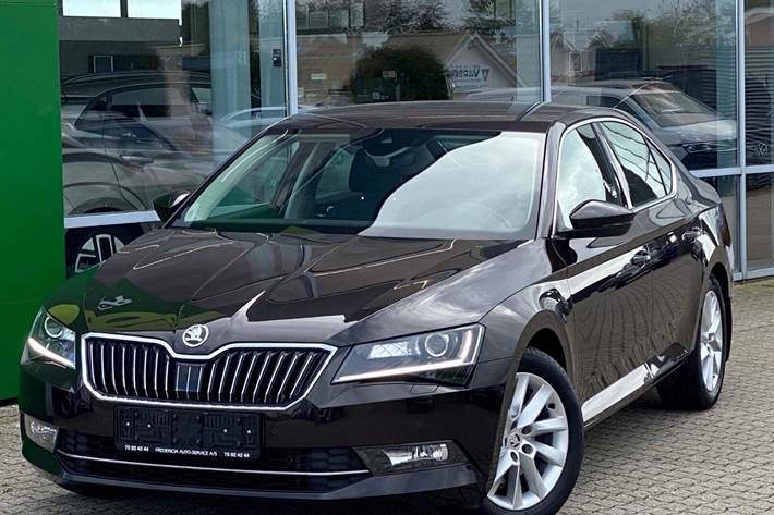 Grå Skoda Superb fra 2019 set udefra