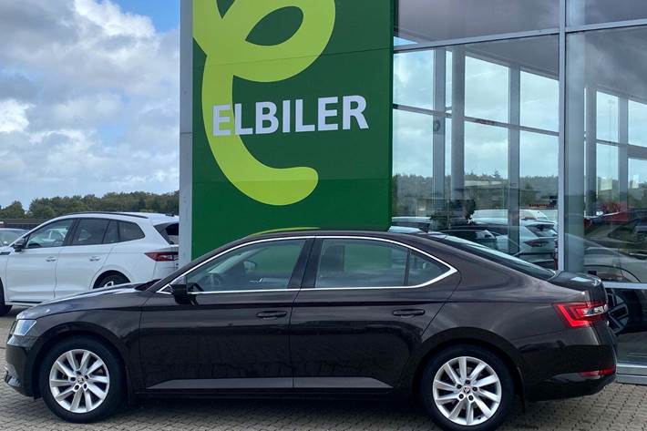 Grå Skoda Superb fra 2019
