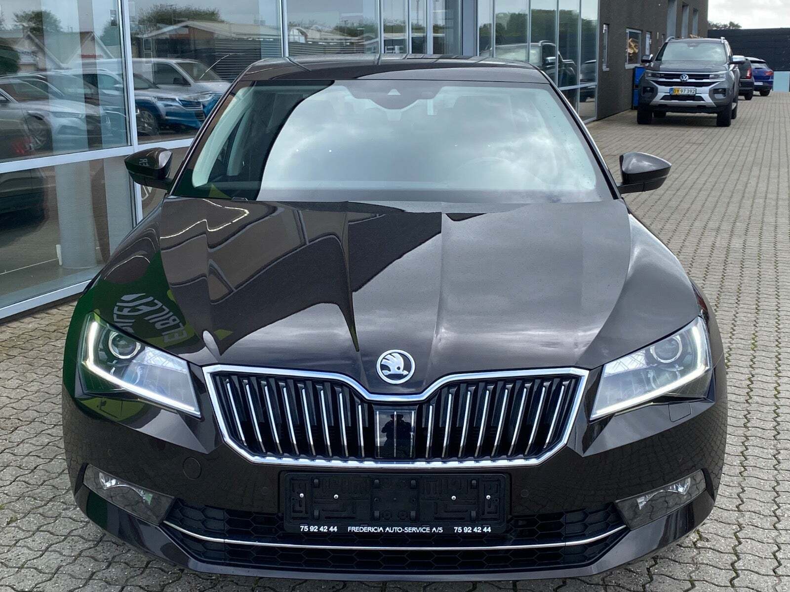 Grå Skoda Superb fra 2019