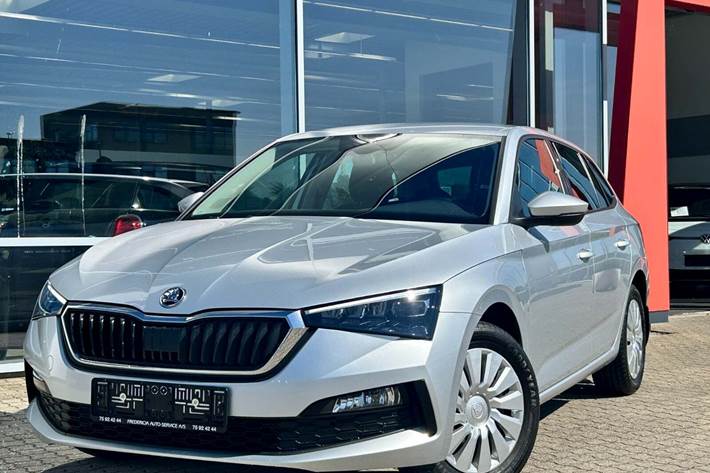 Sølv Skoda Scala fra 2022 set udefra