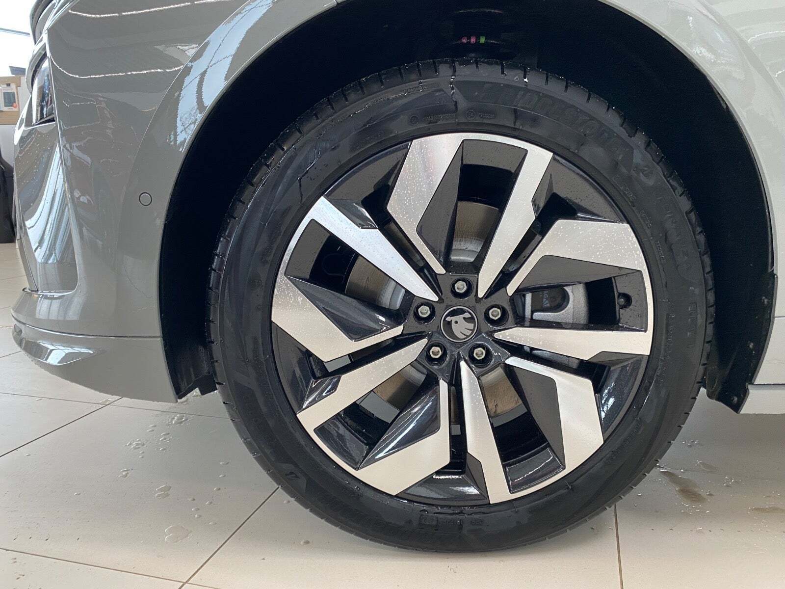 Grå Skoda Enyaq fra 2026