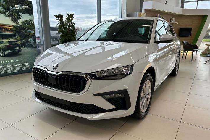 Hvid Skoda Scala fra 2025 set udefra