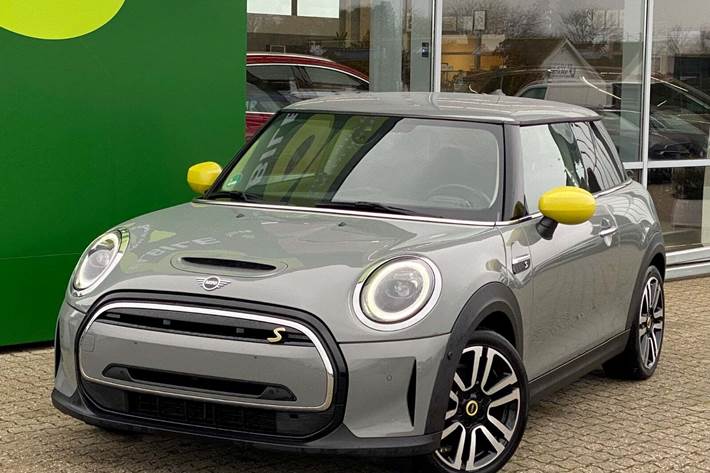 Grå Mini Cooper SE fra 2022 set udefra