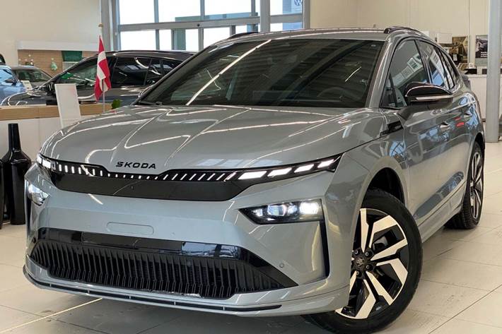 Sølv Skoda Enyaq fra 2026 set udefra