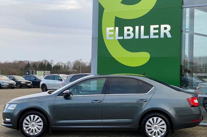 Grå Skoda Octavia fra 2018