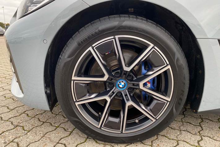 Grå BMW i4 fra 2024
