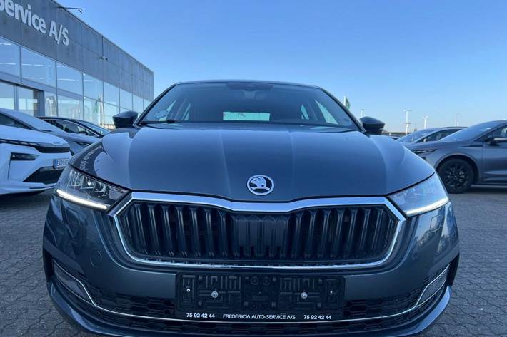 Grå Skoda Octavia fra 2022