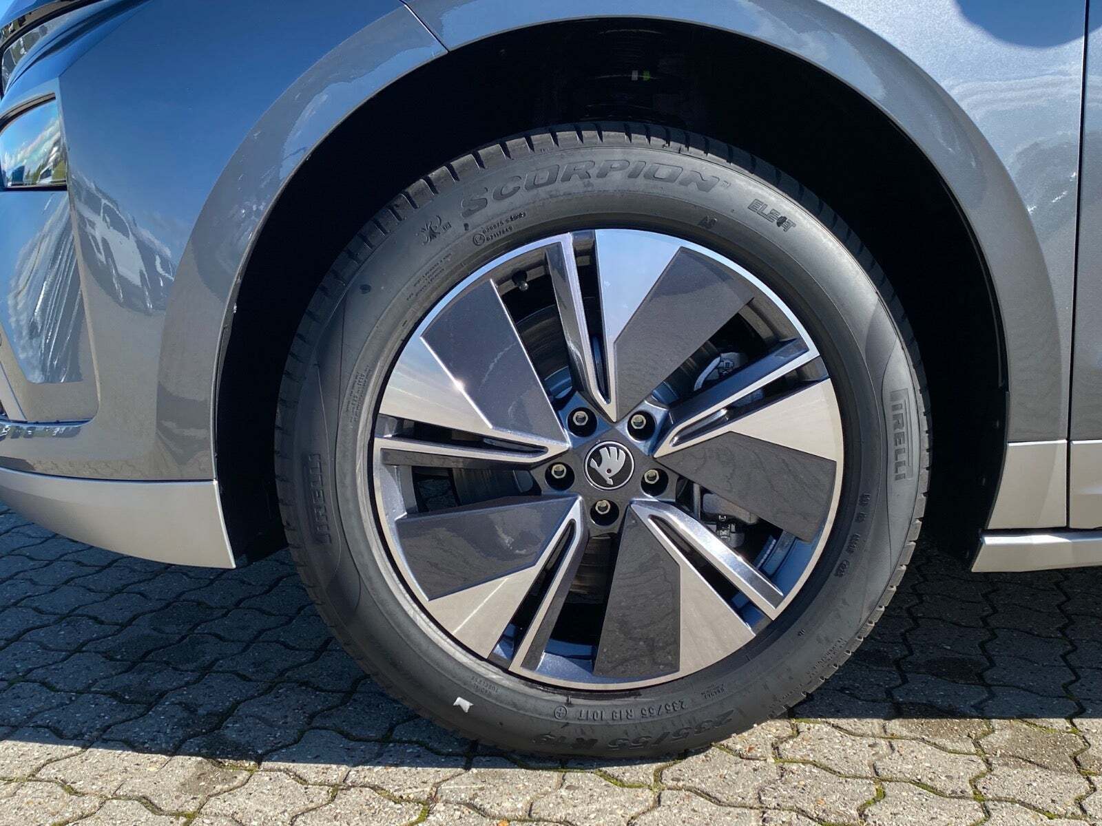 Grå Skoda Enyaq fra 2026