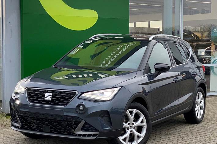 Grå Seat Arona fra 2023 set udefra