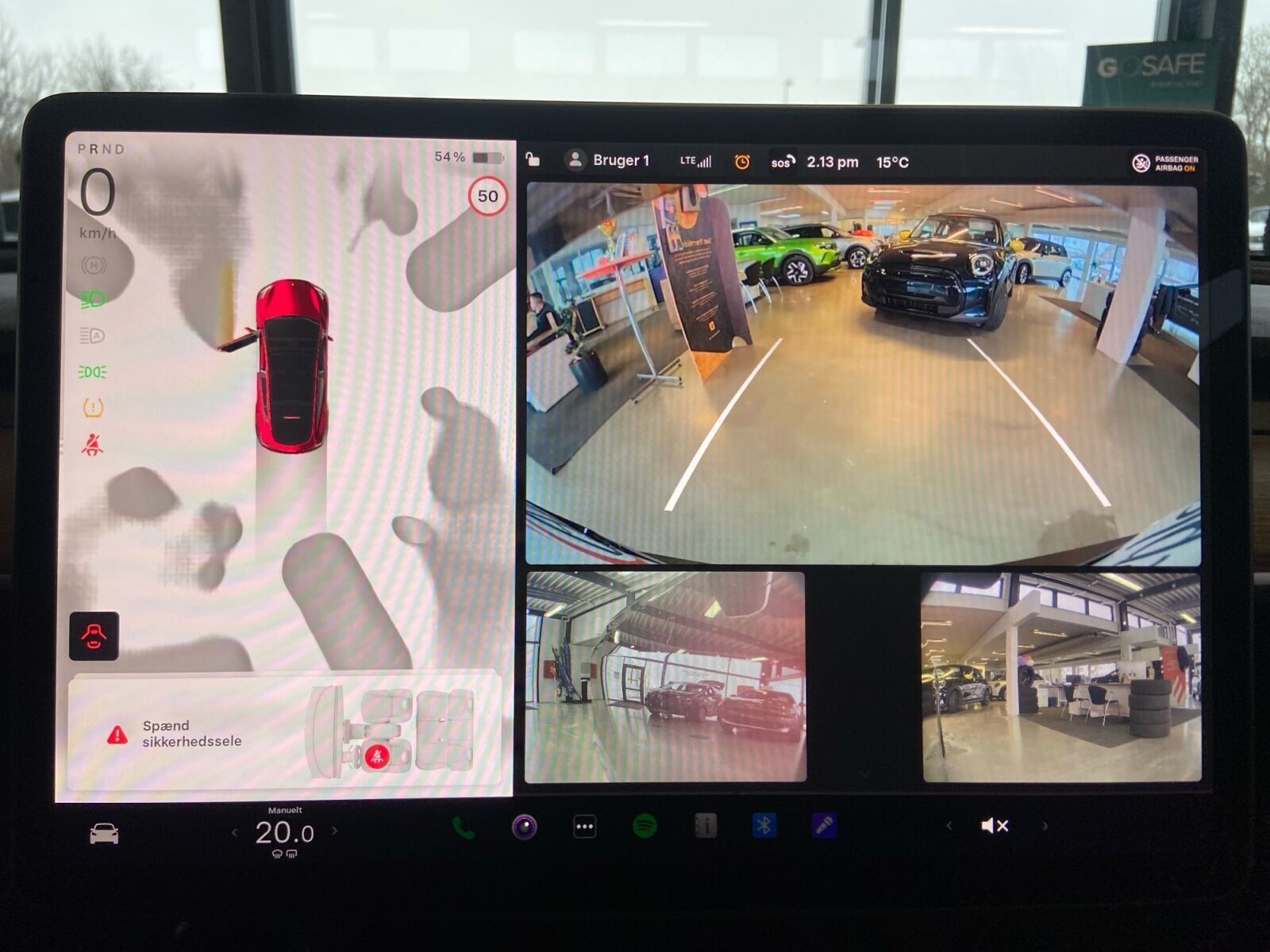 Rød Tesla Model Y fra 2023