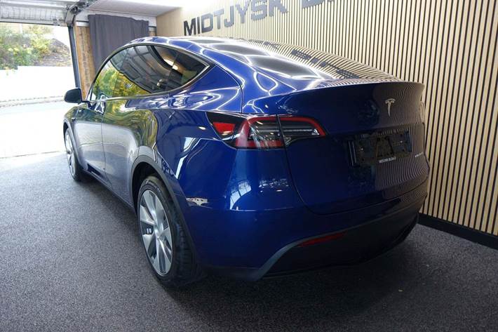 Blå Tesla Model Y fra 2023