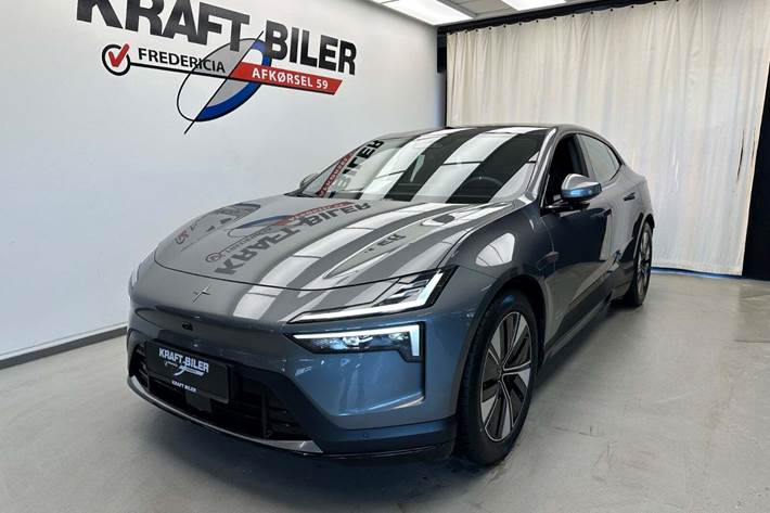 Grå Polestar 4 fra 2024 set udefra