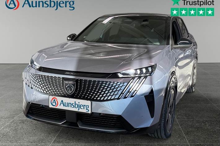 Grå Peugeot e-3008 fra 2025 set udefra