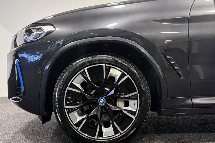 Grå BMW iX3 fra 2023