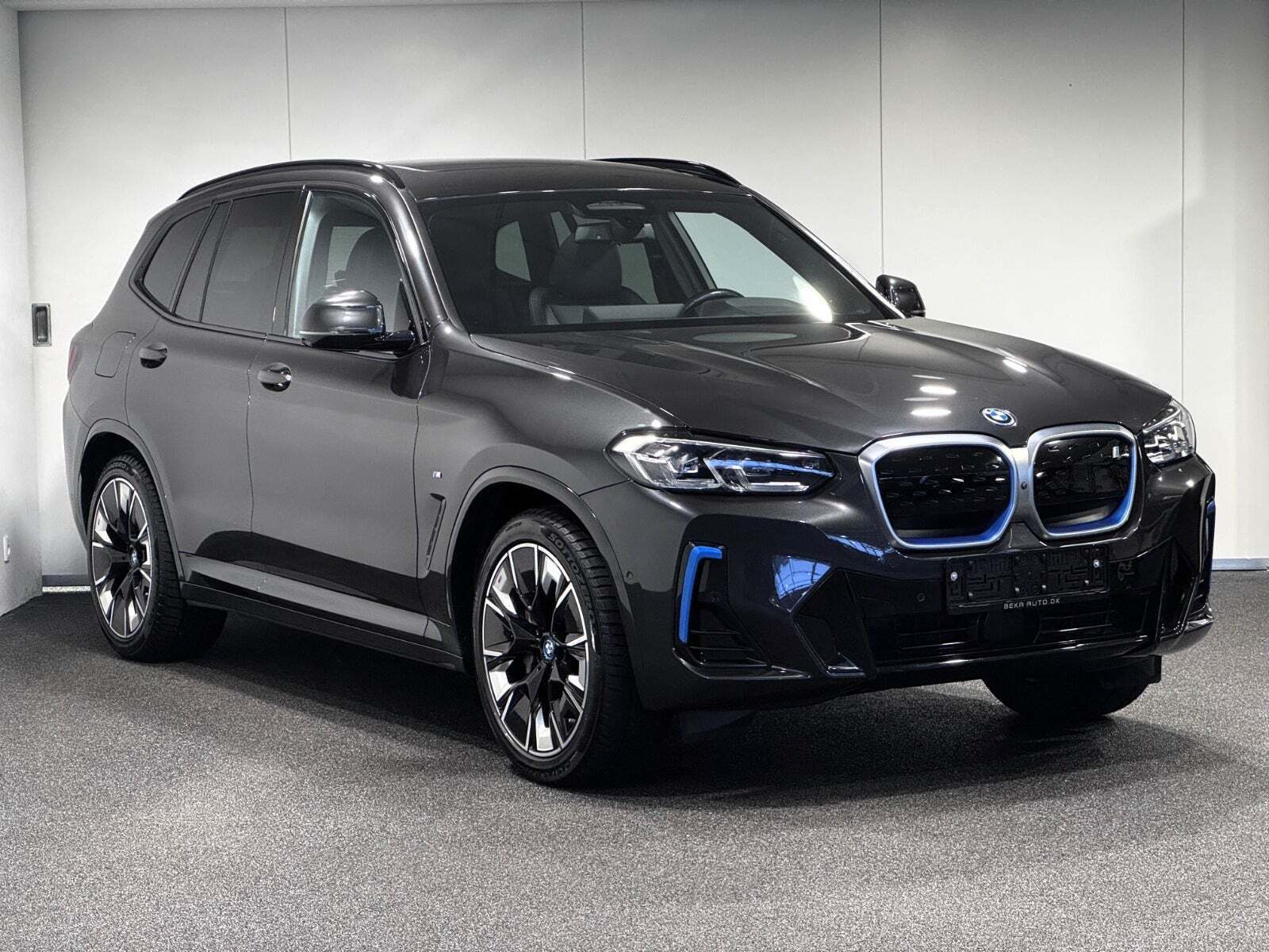 Grå BMW iX3 fra 2023