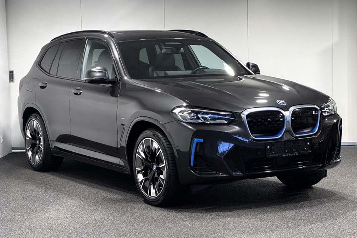 Grå BMW iX3 fra 2023