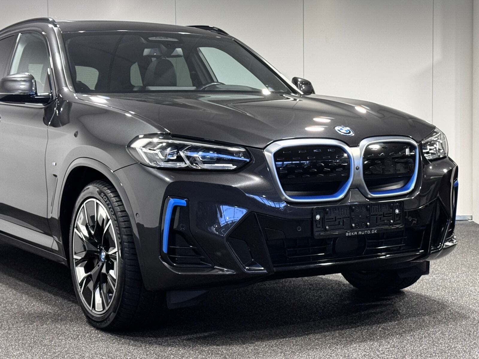 Grå BMW iX3 fra 2023