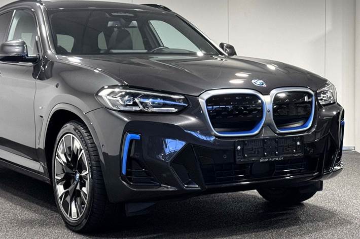 Grå BMW iX3 fra 2023