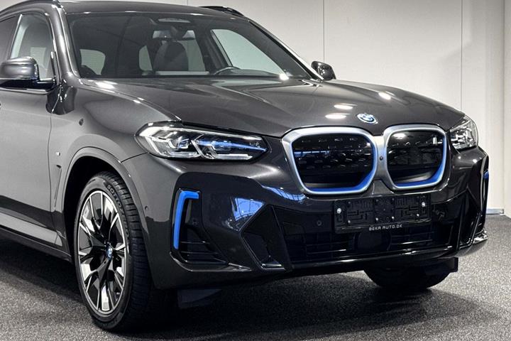 Grå BMW iX3 fra 2023