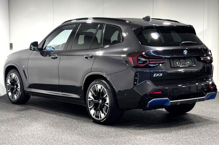 Grå BMW iX3 fra 2023