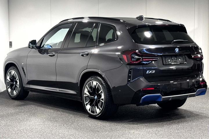 Grå BMW iX3 fra 2023