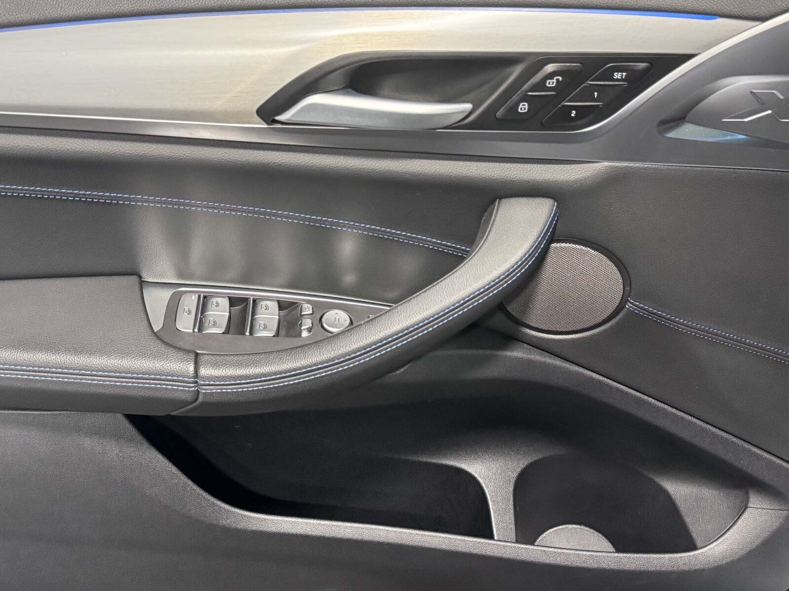 Grå BMW iX3 fra 2023