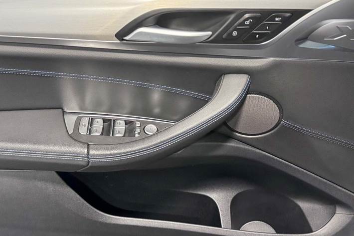 Grå BMW iX3 fra 2023