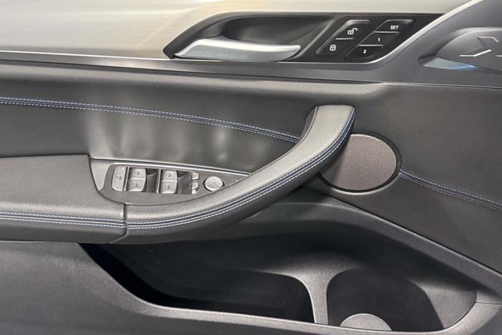 Grå BMW iX3 fra 2023