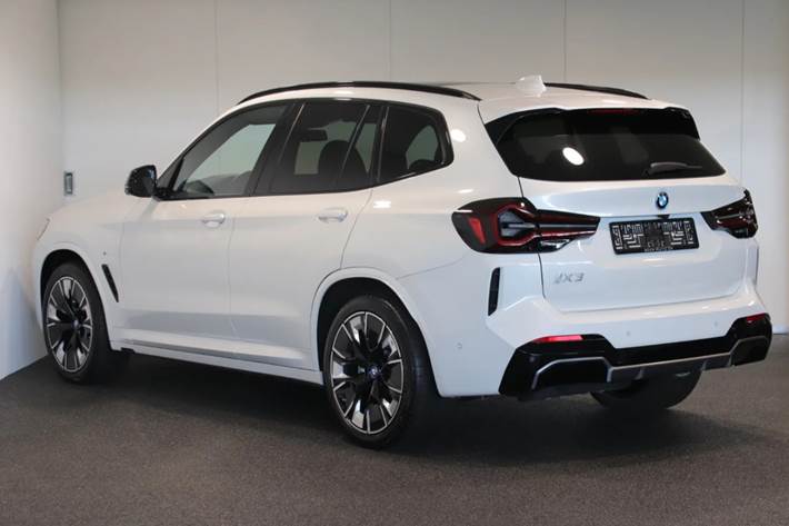 Hvid BMW iX3 fra 2023
