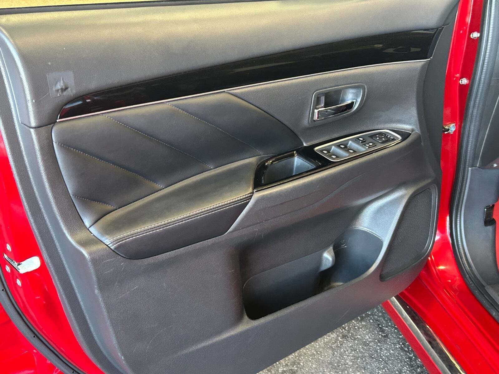 Rød Mitsubishi Outlander fra 2020