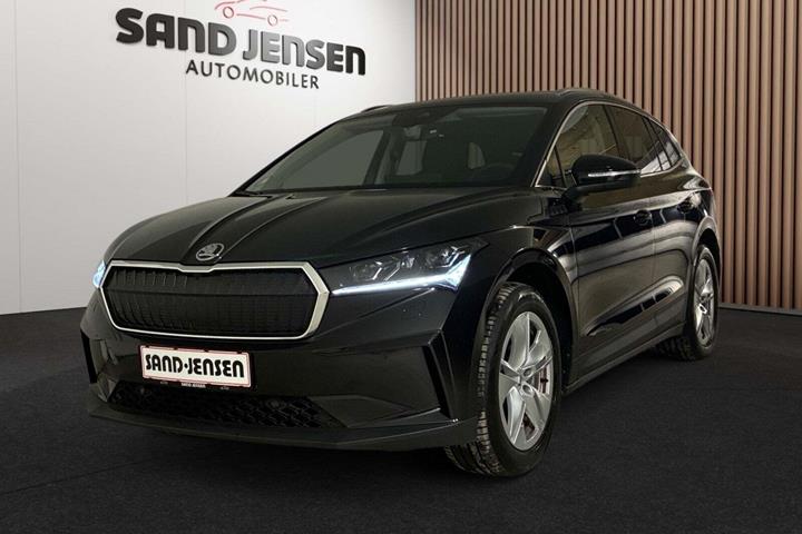 Sort Skoda Enyaq fra 2025 set udefra