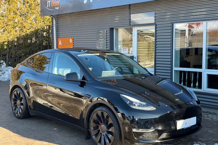 Sort Tesla Model Y fra 2022 set udefra