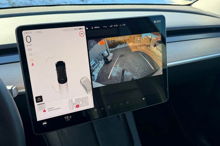 Sort Tesla Model Y fra 2022