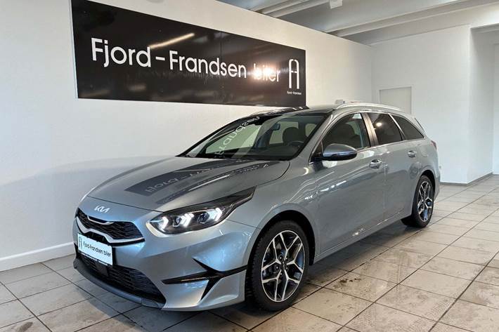 Sølv Kia Ceed fra 2023 set udefra